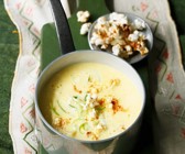 Cremige Käse-Mais-Suppe mit feurigem Popcorn