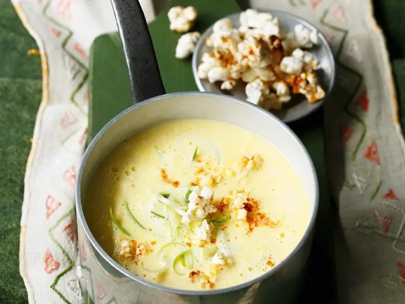 Cremige Käse-Mais-Suppe mit feurigem Popcorn