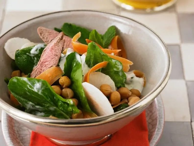Kichererbsensalat mit Spinat und Lamm