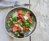 Salat mit Gurke, Tomate, Wassermelone und Rucola