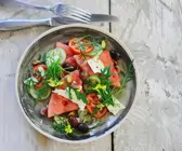 Salat mit Gurke, Tomate, Wassermelone und Rucola