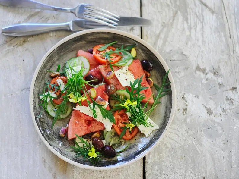 Salat mit Gurke, Tomate, Wassermelone und Rucola