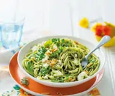 Nudeln mit grünem Pesto und Schafskäse