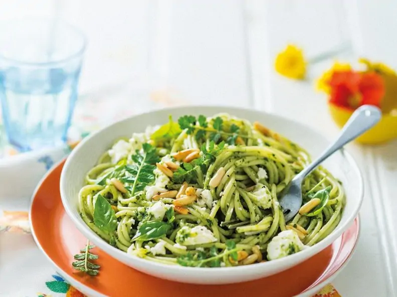 Nudeln mit grünem Pesto und Schafskäse