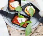 Raclette mit Polenta-Caprese