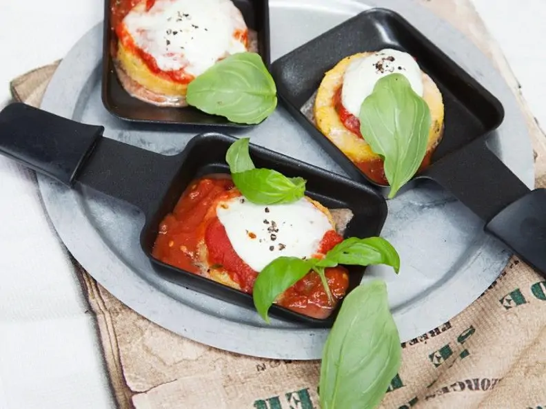 Raclette mit Polenta-Caprese