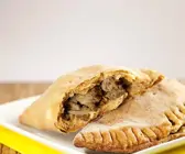 Teigtaschen mit Hackfleisch und Zwiebeln gefüllt