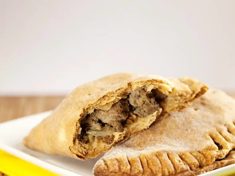 Teigtaschen mit Hackfleisch und Zwiebeln gefüllt