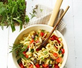 Pasta mit Gemüse und Kräutern