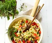 Pasta mit Gemüse und Kräutern