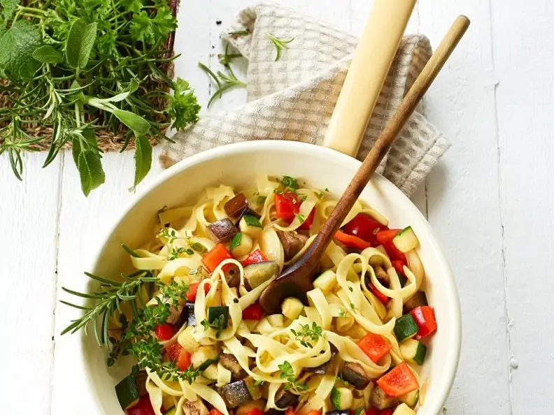 Pasta mit Gemüse und Kräutern