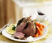 Lammkaree mit Möhrengemüse