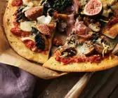 Schinken-Pizza mit Kohl und Feigen