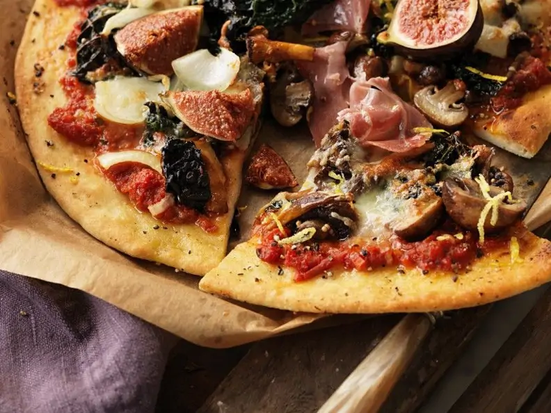 Schinken-Pizza mit Kohl und Feigen