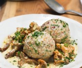 Semmel-Bohnenknödel mit Schwammerlsauce