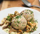 Semmel-Bohnenknödel mit Schwammerlsauce