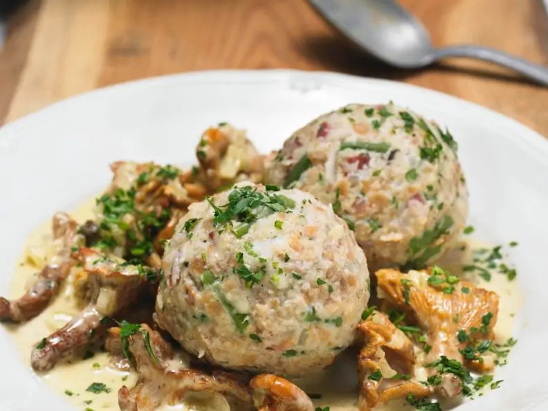 Semmel-Bohnenknödel mit Schwammerlsauce