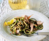 Zucchinipasta mit Räucherfisch