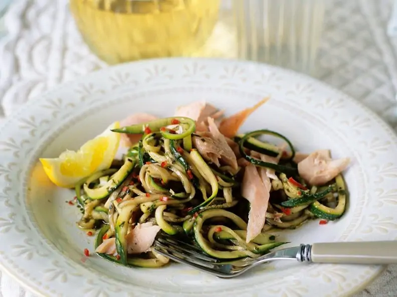 Zucchinipasta mit Räucherfisch