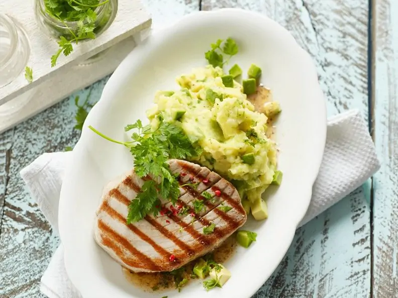 Thunfischsteak mit Avocado-Kartoffelbrei