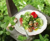 Kopfsalat mit Kräutern und Käsebällchen