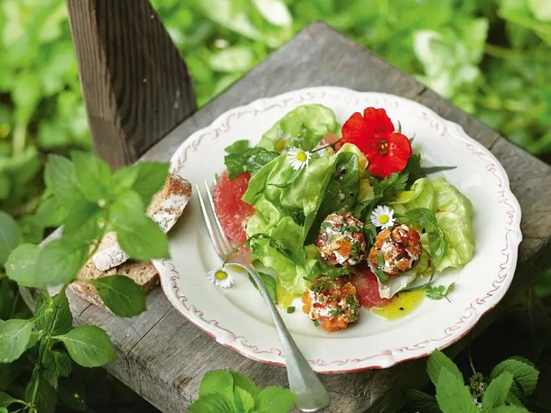 Kopfsalat mit Kräutern und Käsebällchen