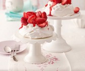 Kleine Pavlovas mit Erdbeeren