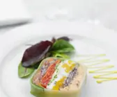 Fischsülze im Lauchmantel mit Paprika und Gurke