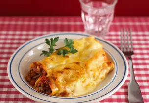 Cannelloni mit Hackfleisch und Käse überbacken