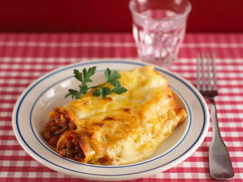 Cannelloni mit Hackfleisch und Käse überbacken