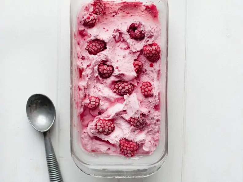 Frozen Joghurt mit Himbeeren