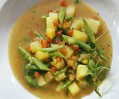 Bunte Gemüsesuppe mit Kartoffeln
