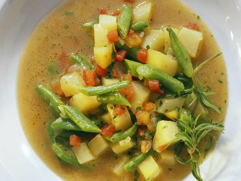 Bunte Gemüsesuppe mit Kartoffeln