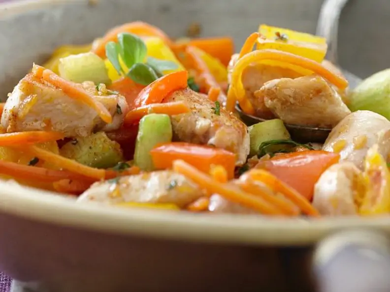 Schnelle mediterrane Gemüsepfanne mit Hähnchen