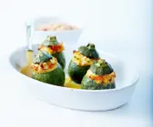 Zucchini gefüllt mit Feta und Tomaten