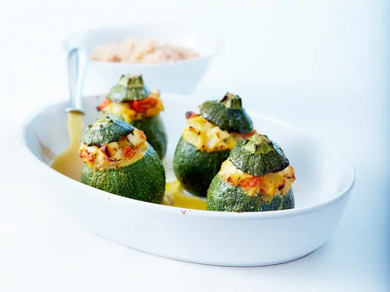 Zucchini gefüllt mit Feta und Tomaten