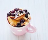 Süßer Brotauflauf mit Heidelbeeren