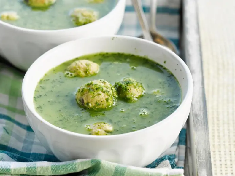 Vegane Kräutersuppe mit Klößchen