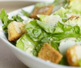 Salat mit Croutons und Parmesan