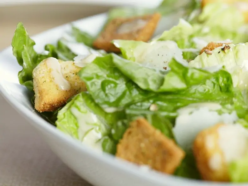 Salat mit Croutons und Parmesan