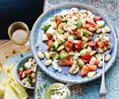 Weiße-Bohnen-Salat mit Schafskäse auf blauem Teller