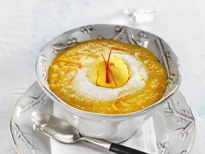 Süße Möhrensuppe mit Mangoeis