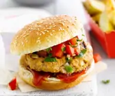 Putenburger mit Tomaten und Zwiebeln