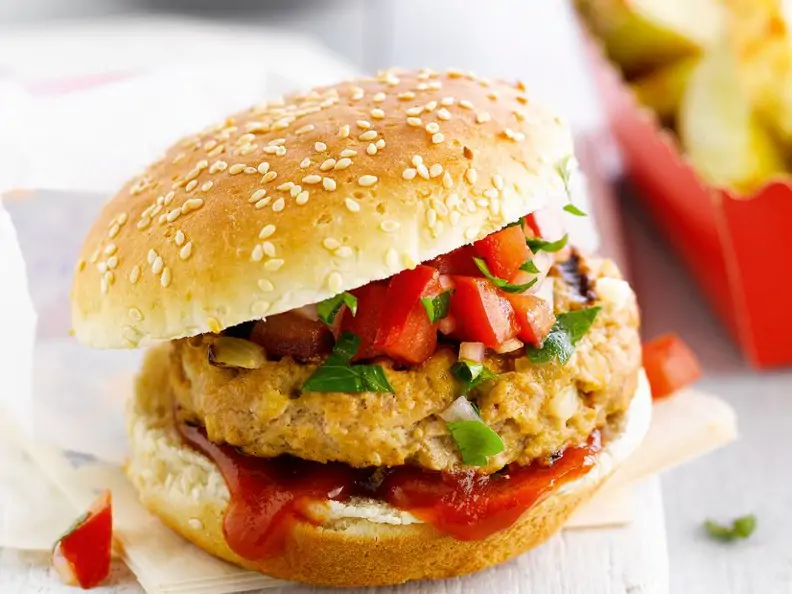 Putenburger mit Tomaten und Zwiebeln