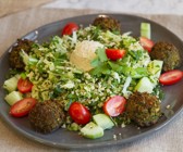Bulgur-Kräutersalat mit Falafel
