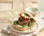 Burger mit Paprika und Rucola