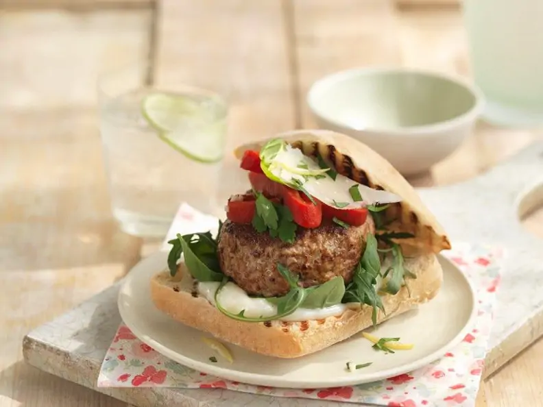 Burger mit Paprika und Rucola