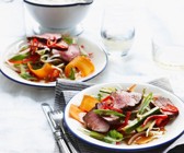 Gemüsesalat mit gegrilltem Rindfleisch