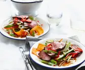 Gemüsesalat mit gegrilltem Rindfleisch