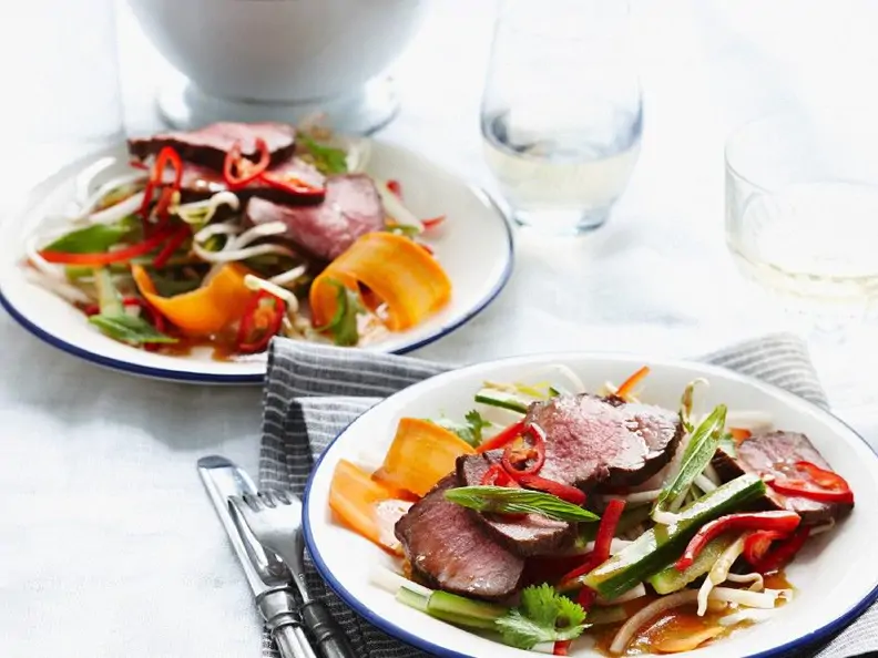 Gemüsesalat mit gegrilltem Rindfleisch